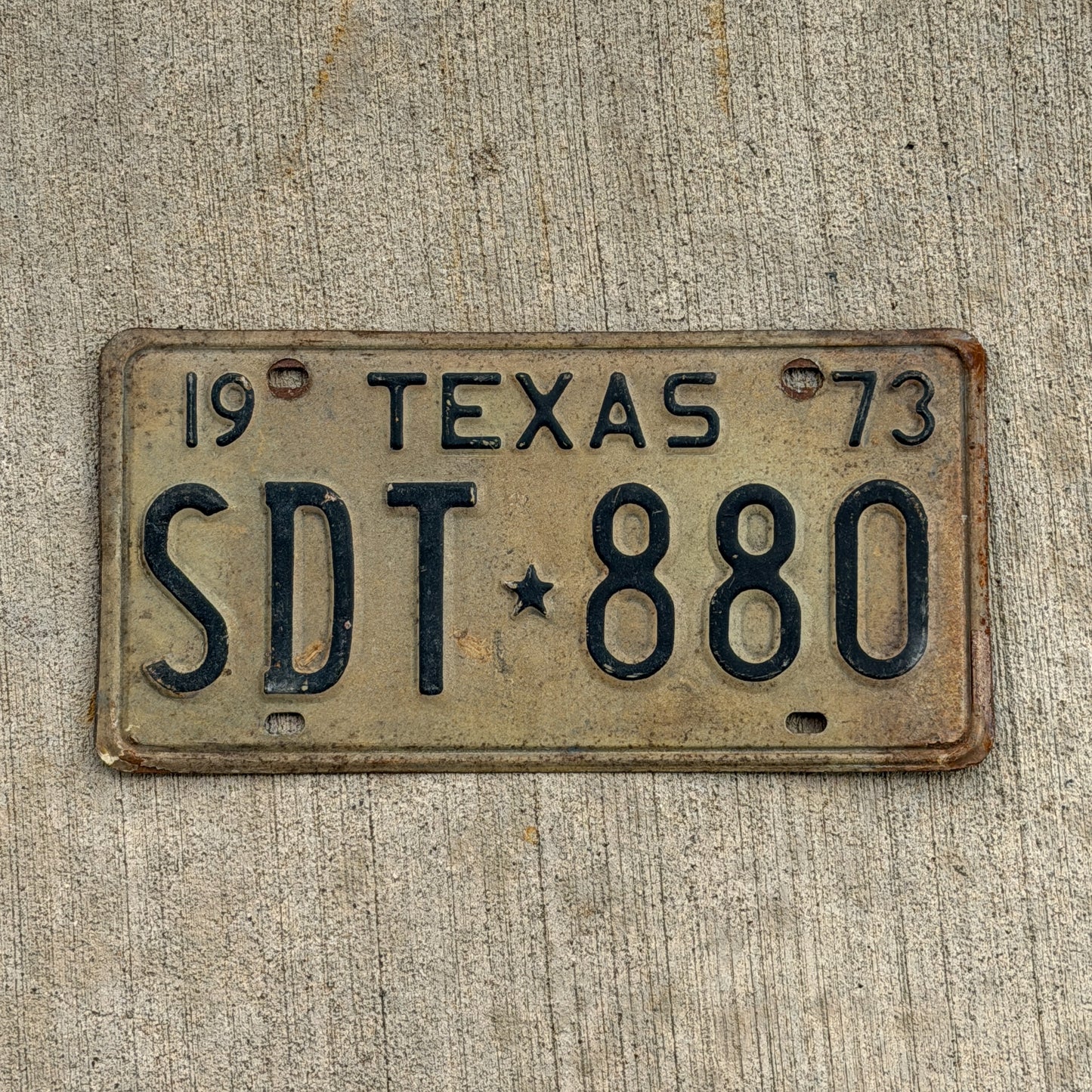 Photo of a 1973 Texas License Plate Auto Tag Garage Decor Vintage SDT 880 with original patina
