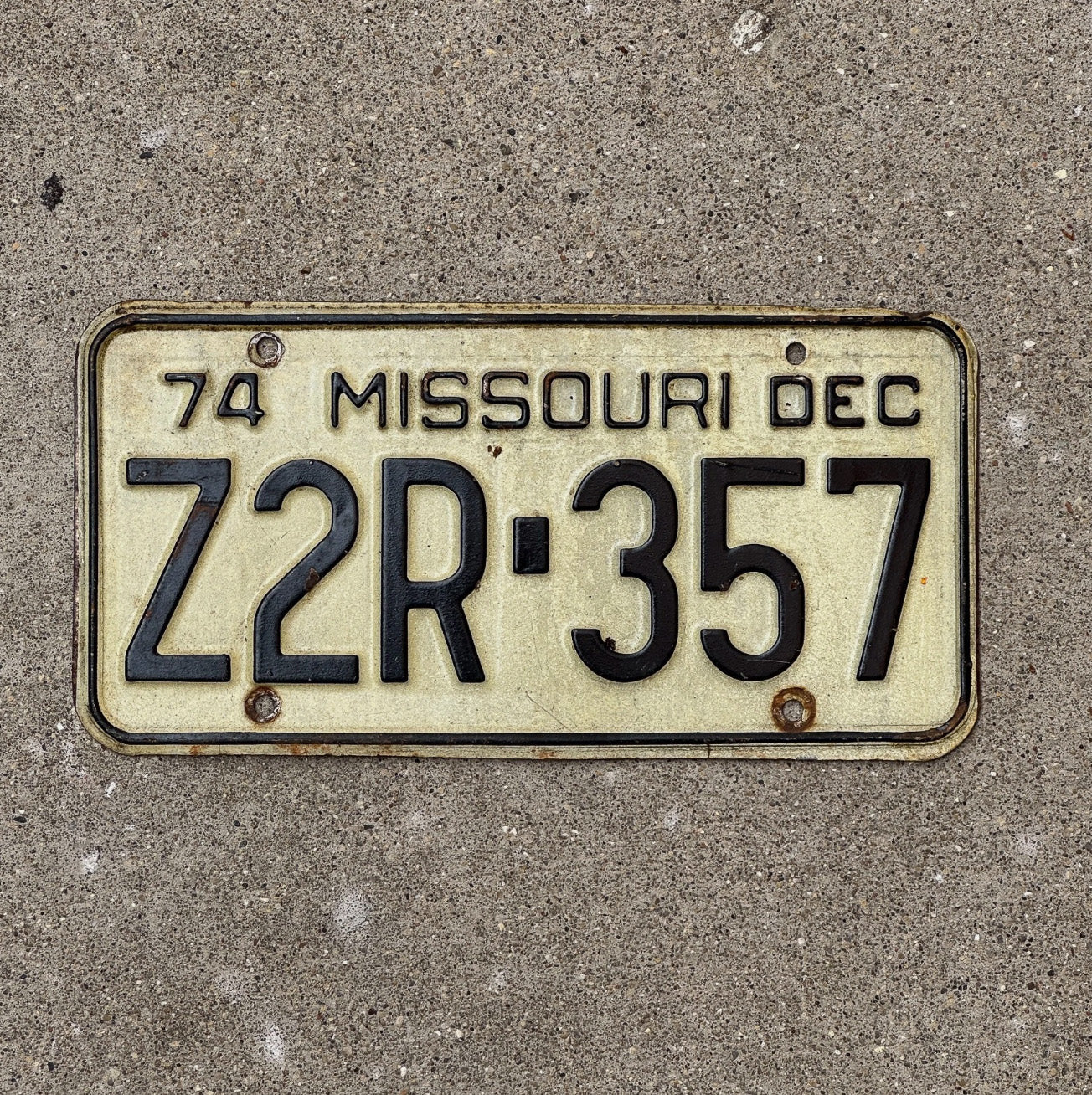 Photo of a 1974 Missouri License Plate Auto Tag Garage Decor Vintage Z2R 357