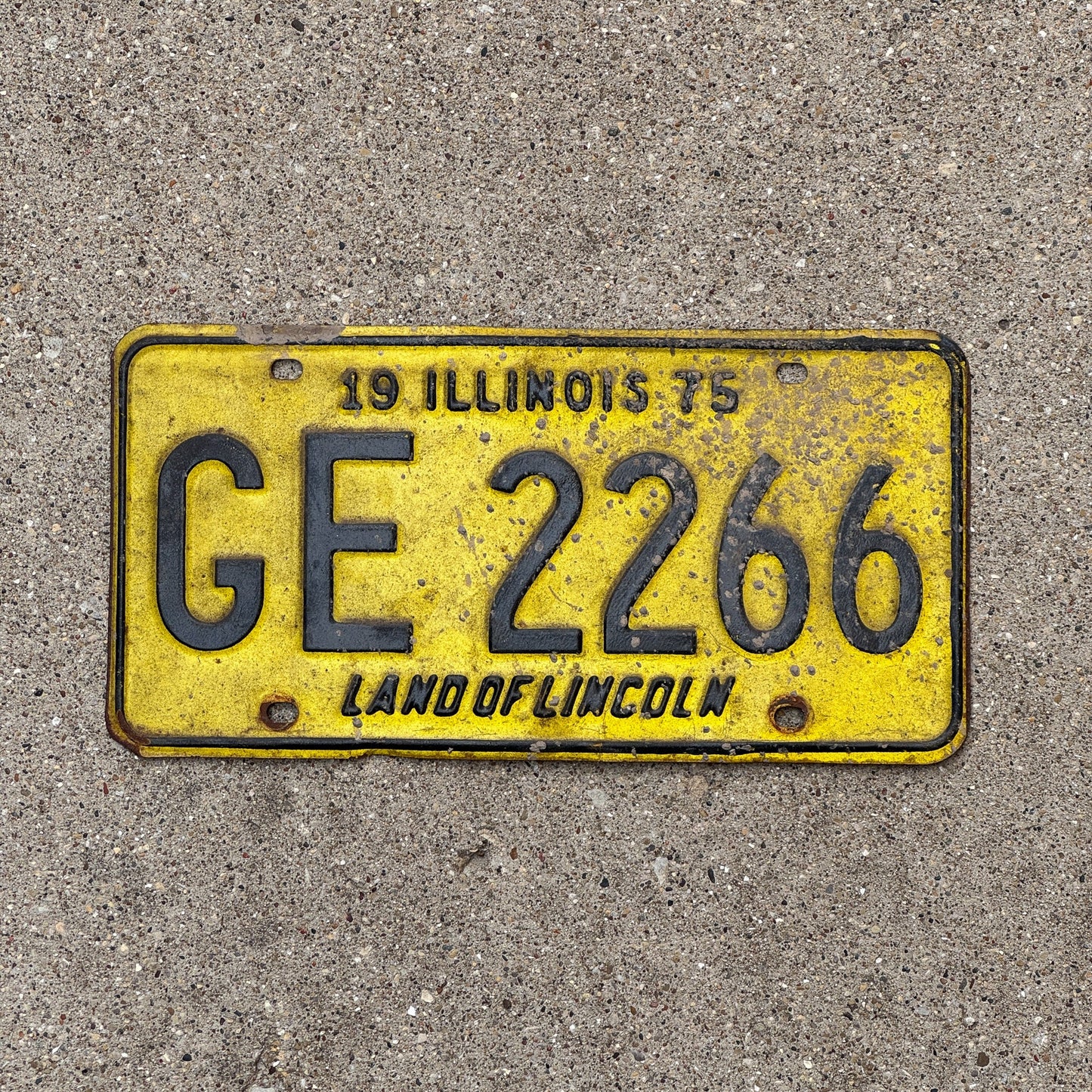 Photo of a 1975 Illinois License Plate Auto Tag Garage Decor Vintage GE 2266