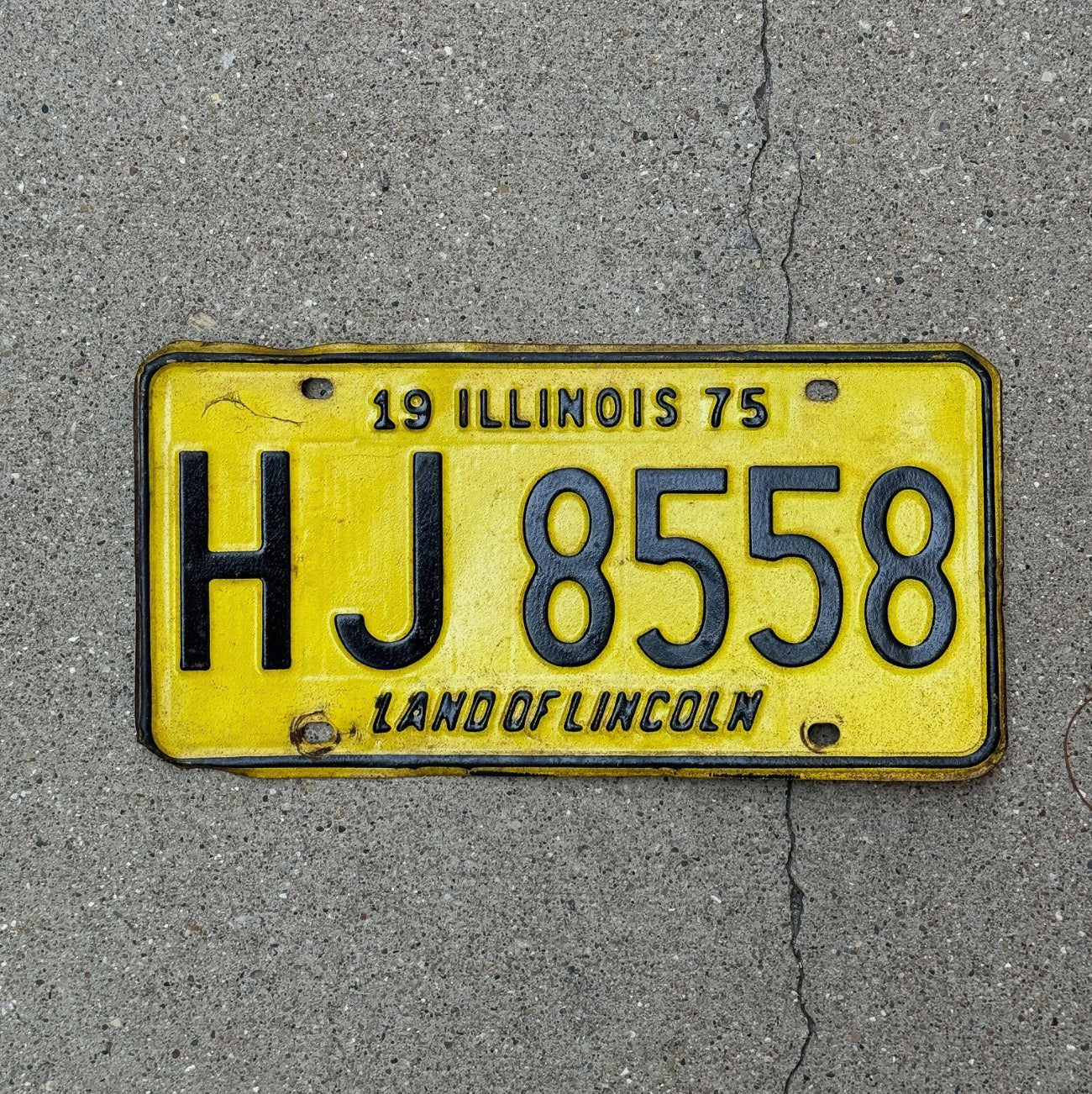 Photo of a 1975 Illinois License Plate Auto Tag Garage Decor Vintage HJ 8558