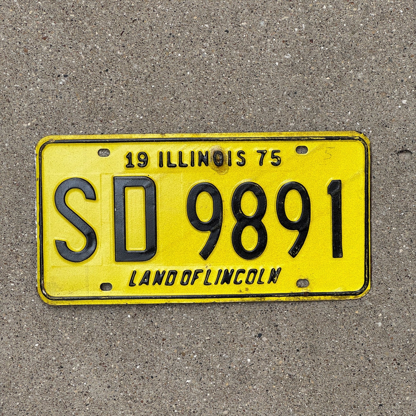 Photo of a 1975 Illinois License Plate Auto Tag Garage Decor Vintage SD 9891