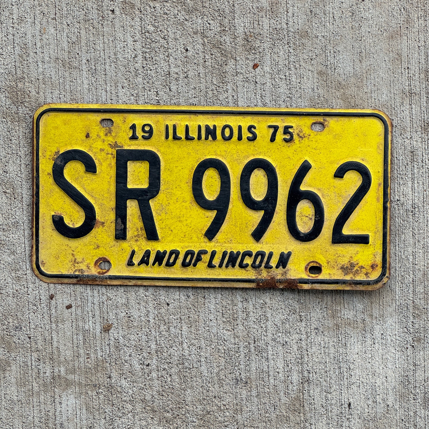 Photo of a 1975 Illinois License Plate Auto Tag Garage Decor Vintage SR 9962 with original patina