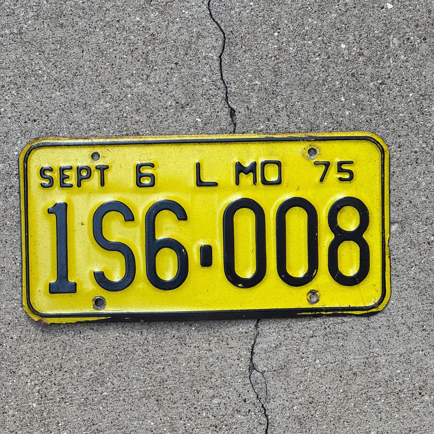 Photo of a 1975 Missouri Truck License Plate Auto Tag Garage Decor Vintage 1S6 008