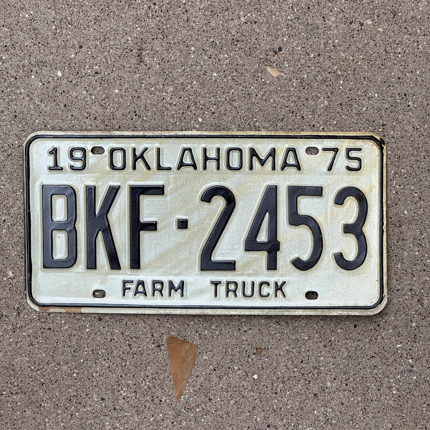 Photo of a 1975 Oklahoma Farm Truck License Plate Auto Tag Garage Decor Vintage BKF 2453