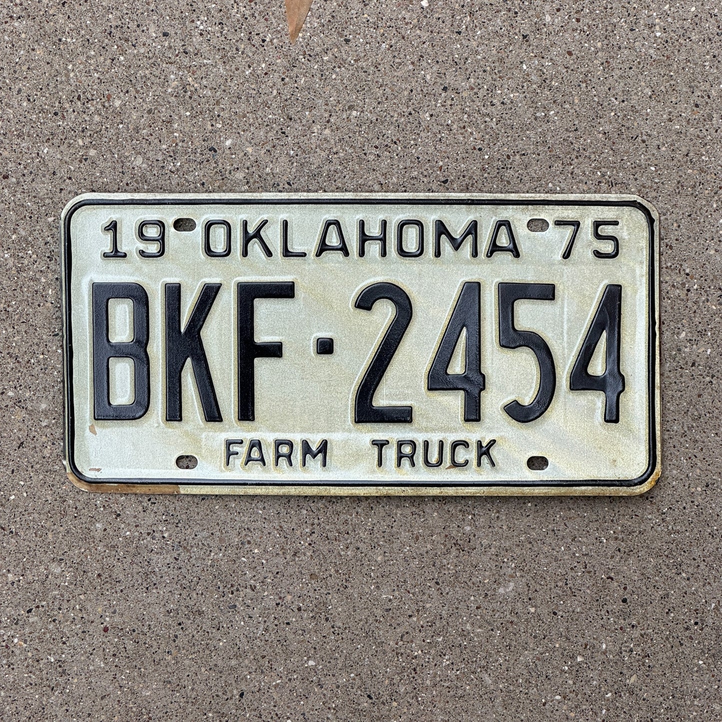 Photo of a 1975 Oklahoma Farm Truck License Plate Auto Tag Garage Decor Vintage BKF 2454