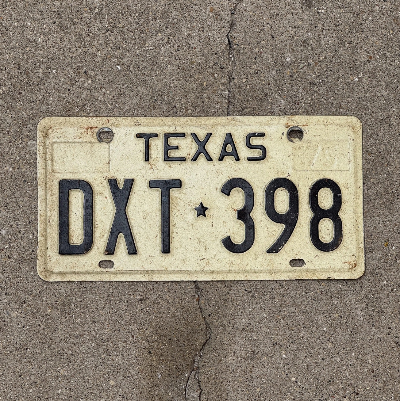 Photo of a 1975 Texas License Plate Auto Tag Garage Decor Vintage DXT 398