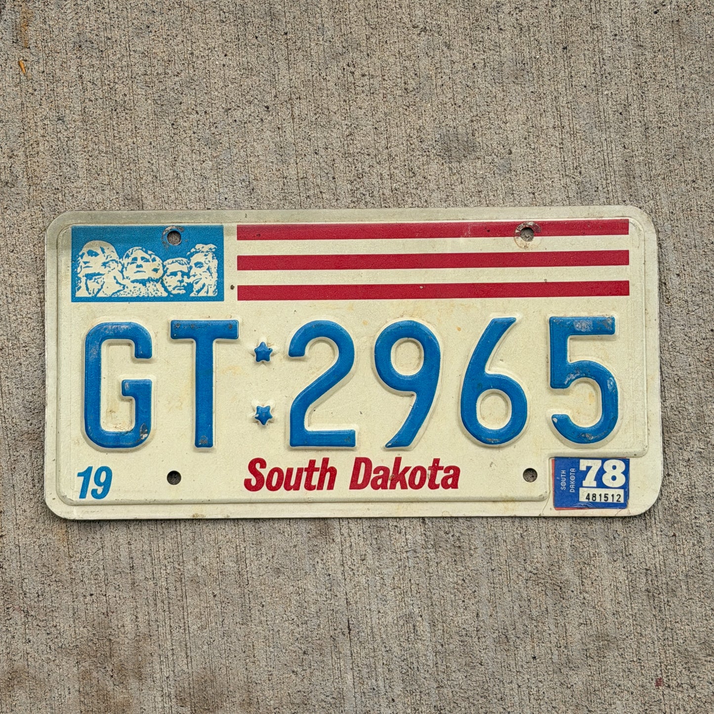 Photo of a 1976 1978 South Dakota License Plate Auto Tag Garage Decor Vintage Bientennial Mt. Rushmore GT 2965 with original patina