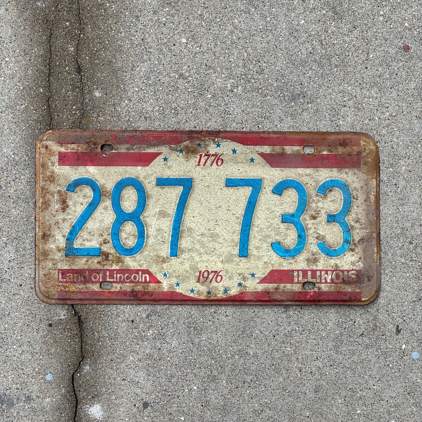 Photo of a 1976 Illinois License Plate Auto Tag 1 Vintage Garage Bicentennial 287 733 with original patina