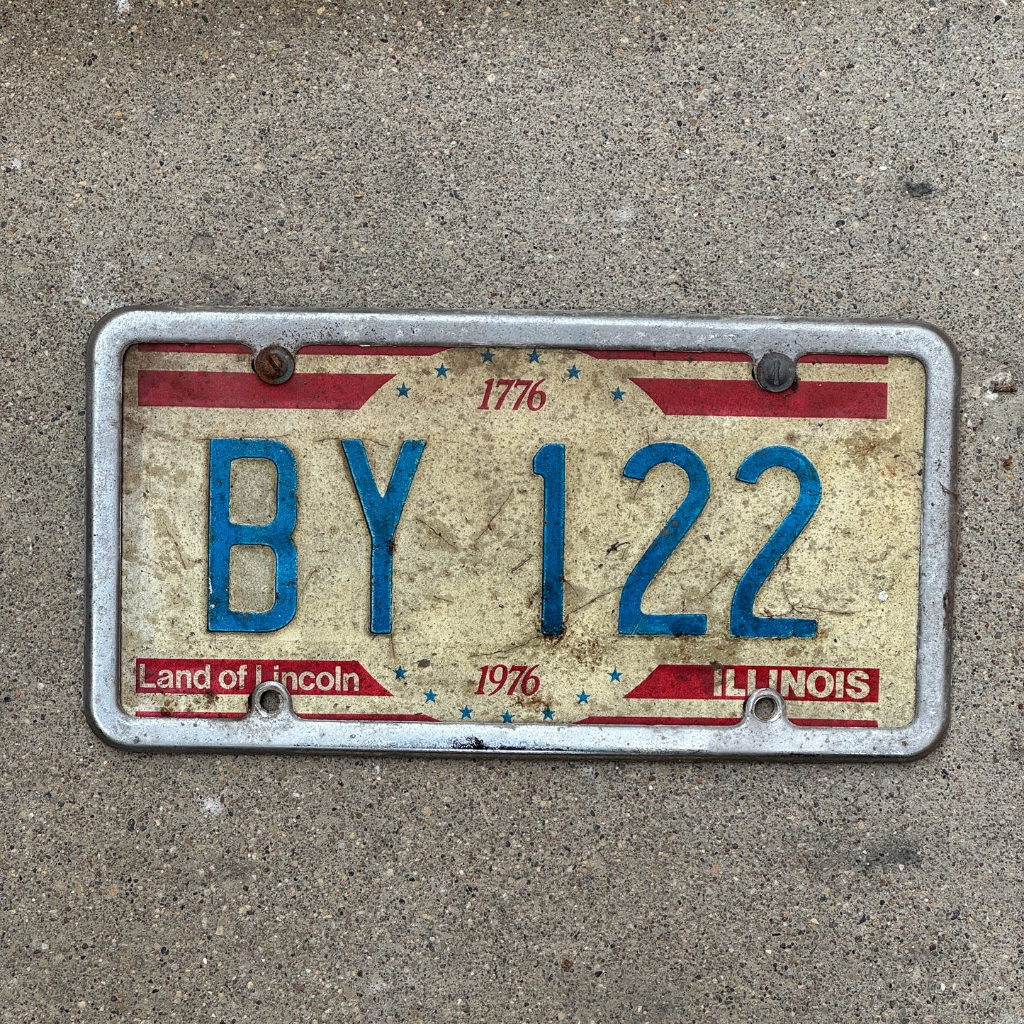 Photo of a 1976 Illinois License Plate Auto Tag 1 Vintage Garage Bicentennial BY 122 with original patina