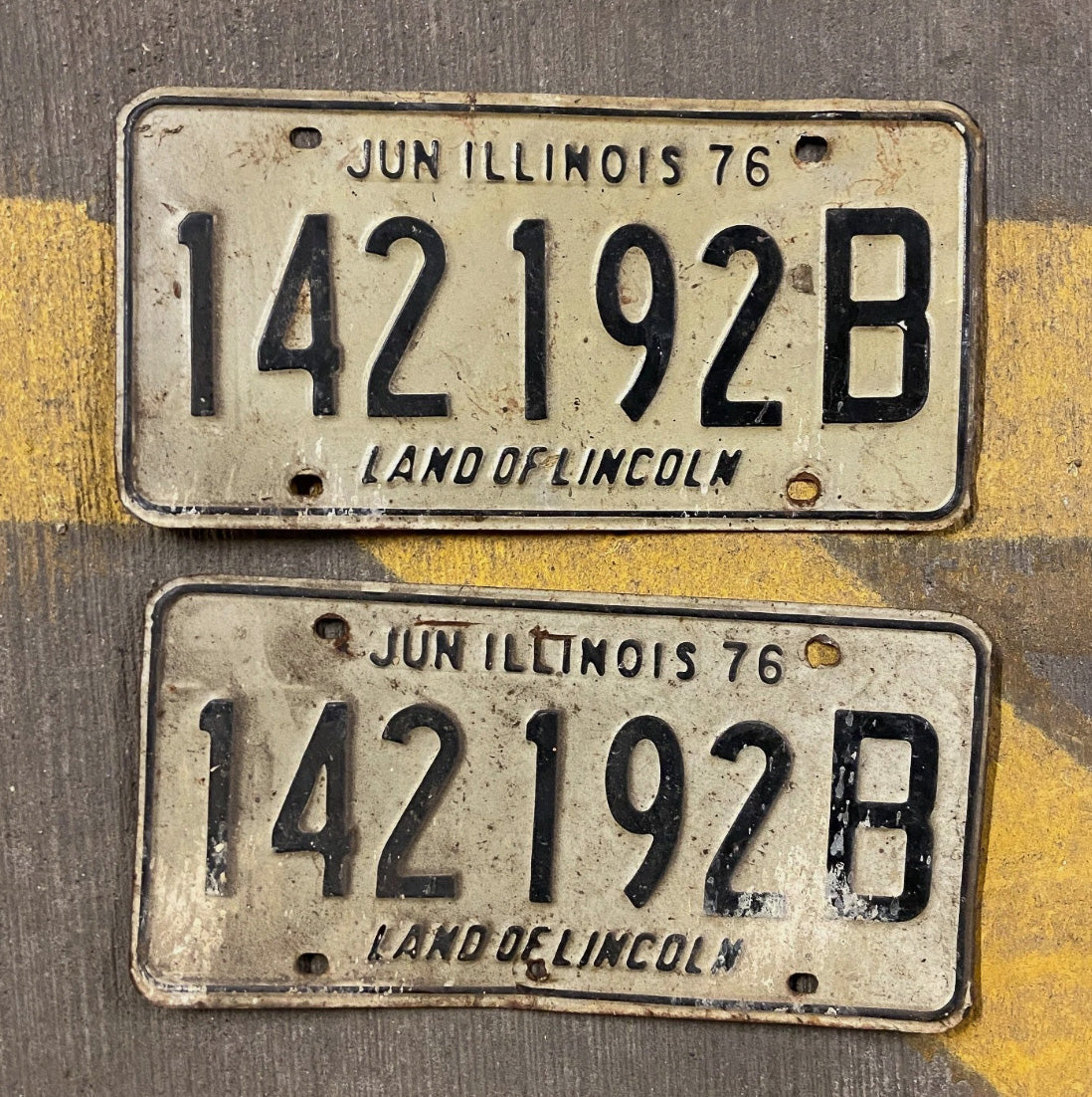 Photo of a 1976 Illinois Truck License Plate Auto Tag Garage Decor Vintage 142192 B