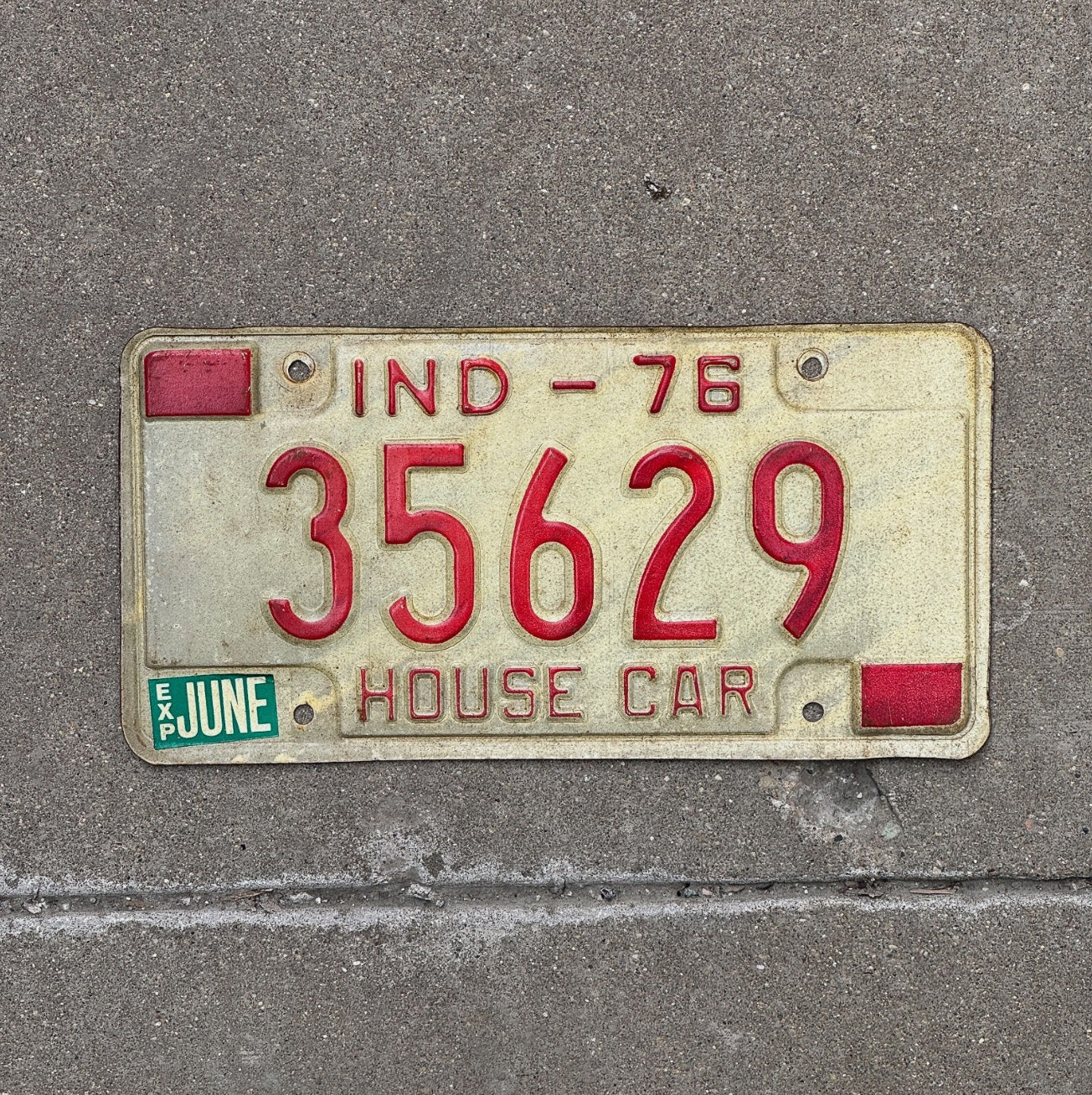 Photo of a 1976 Indiana House Car License Plate Auto Tag Garage Decor 35629