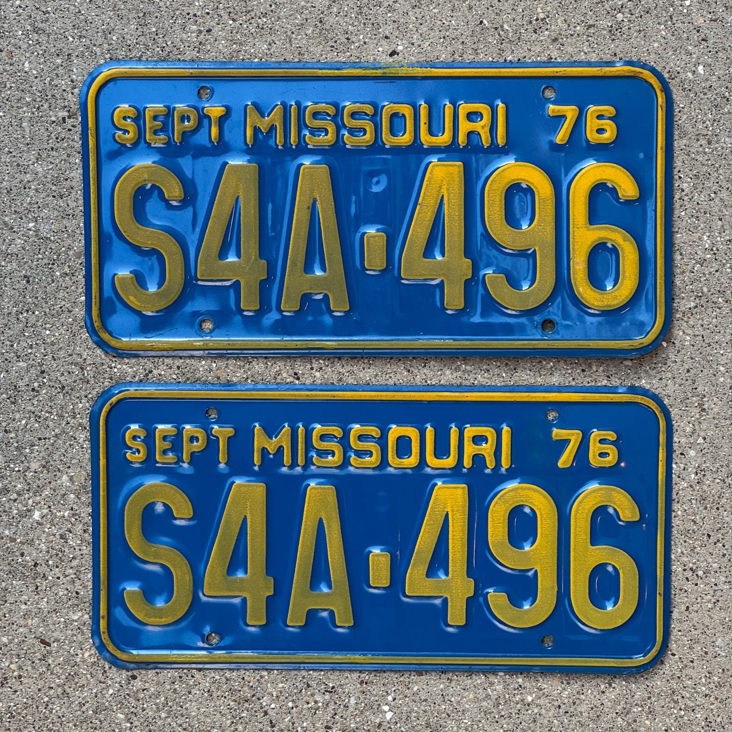 Photo of a 1976 Missouri License Plate Pair Auto Tag Garage Decor Vintage S4A 496