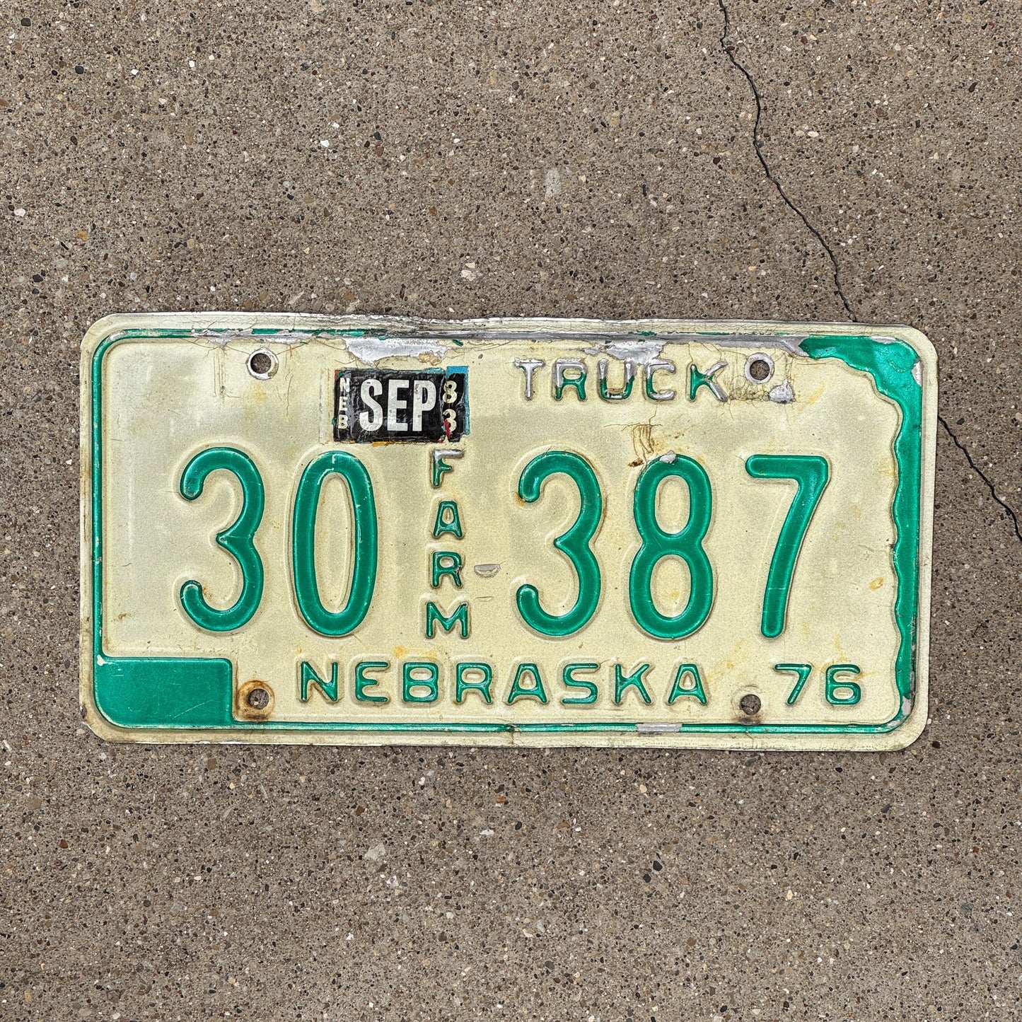 Photo of a 1976 Nebraska FARM TRUCK License Plate Auto Tag Garage Decor Vintage 30 387