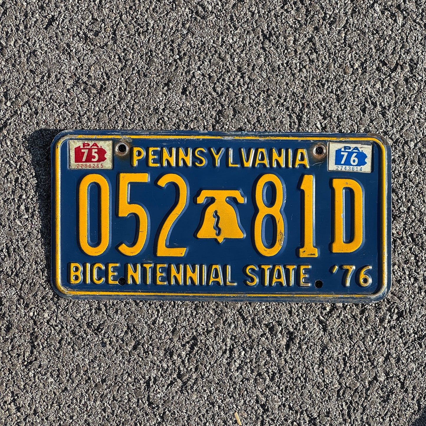 Photo of a 1976 Pennsylvania License Plate Auto Tag Garage Decor Vintage Liberty Bell 052 81D