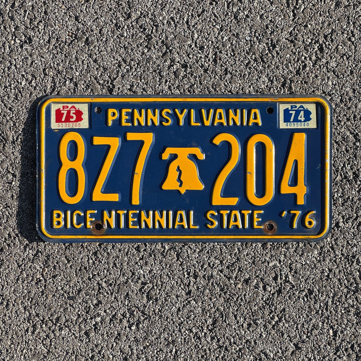 Photo of a 1976 Pennsylvania License Plate Auto Tag Garage Decor Vintage Liberty Bell 8Z7 204