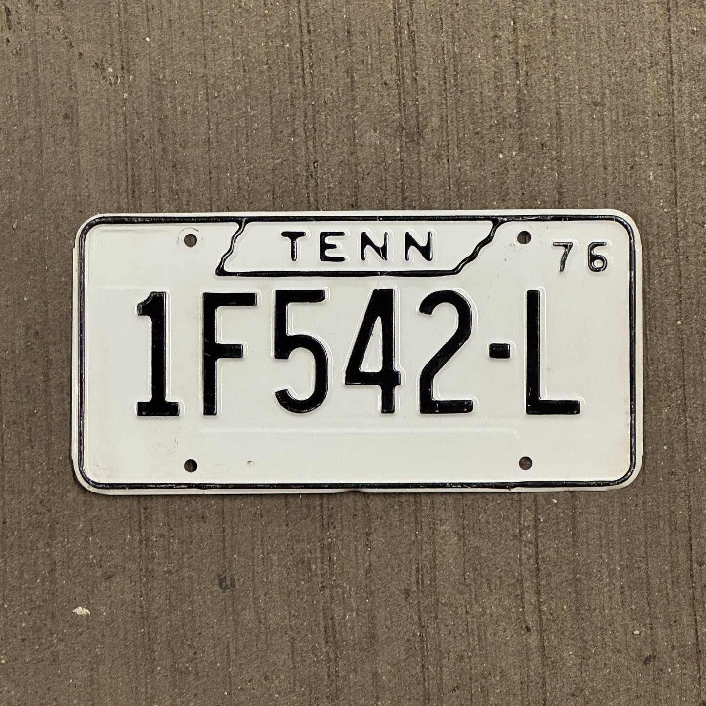 Photo of a 1976 Tennessee License Plate Auto Tag Garage Decor Vintage 1F 542 L