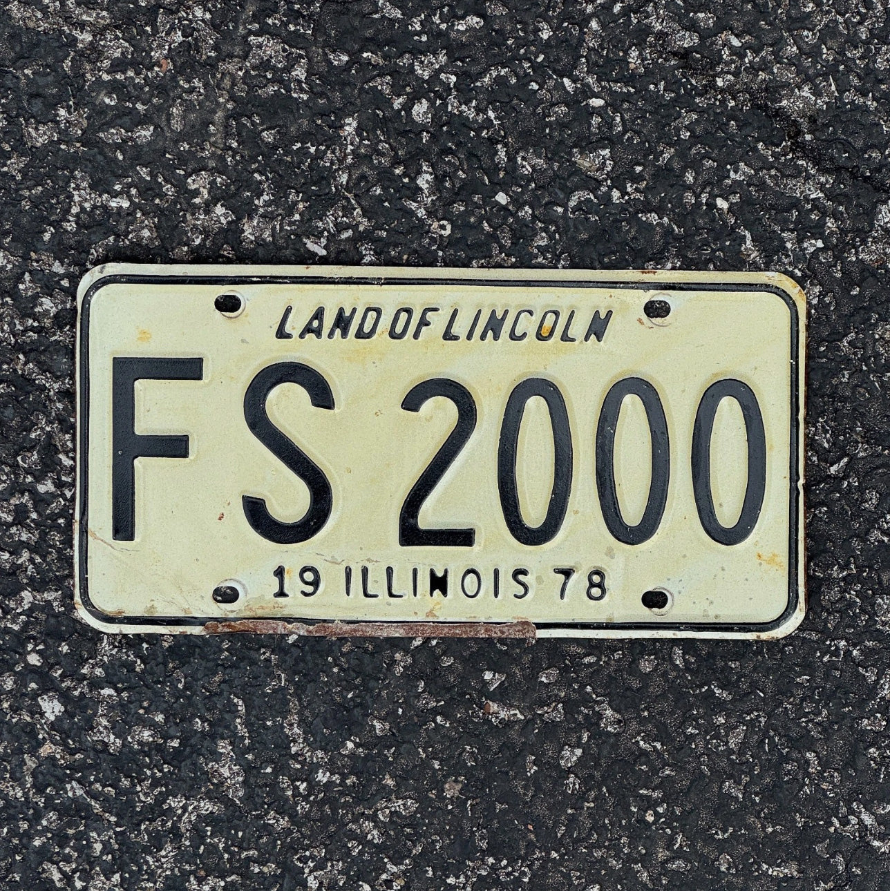 Photo of a 1978 2000 Illinois License Plate Auto Tag Garage Decor Vintage FS 2000