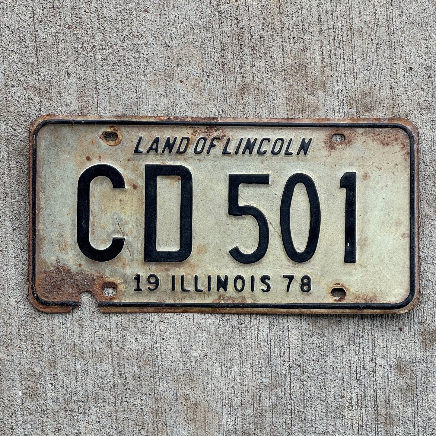 Photo of a 1978 Illinois License Plate Auto Tag Garage Decor Vintage CD 501 with original patina