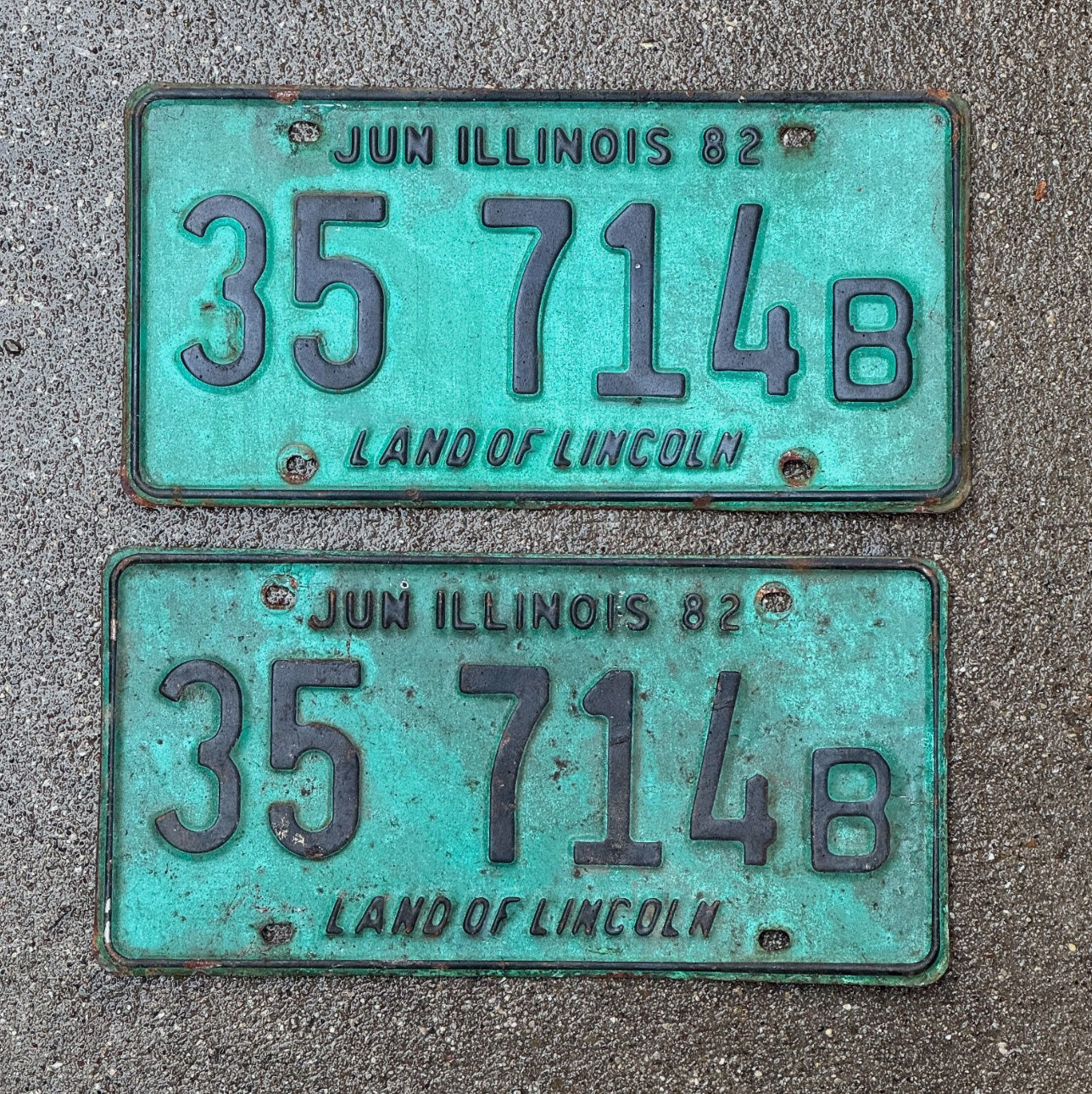 Photo of a 1982 Illinois Truck License Plate Pair Auto Tag Garage Decor Vintage 35714 B