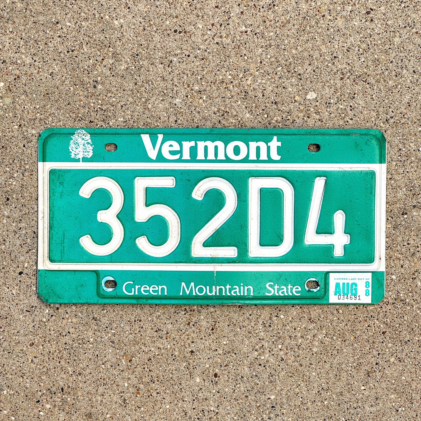 Photo of a 1985 1988 Vermont License Plate Auto Tag Garage Decor Vintage 352 D 4 with original patina