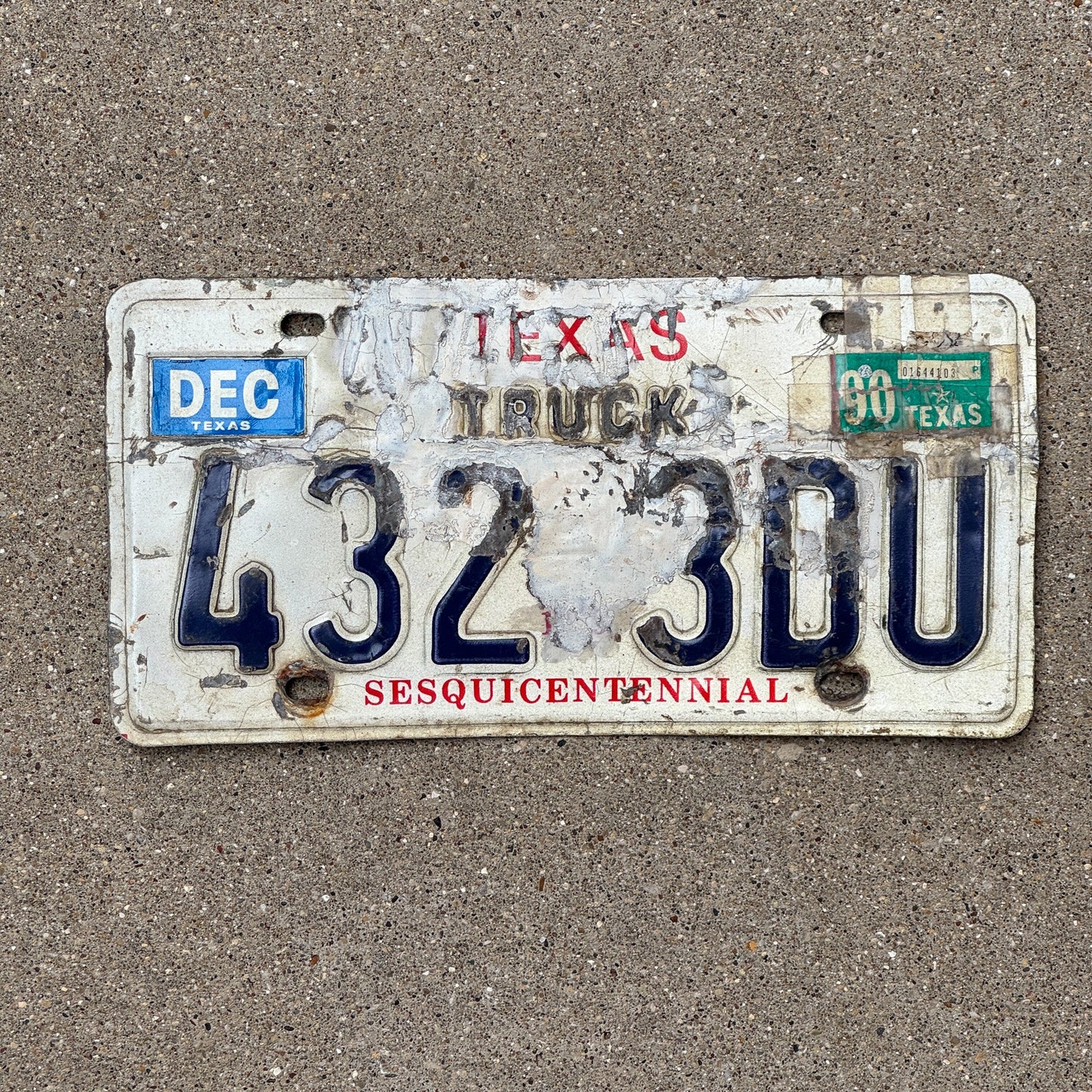 Photo of a 1985 2000 Texas Truck License Plate Auto Tag Garage Decor Vintage 432 3DU