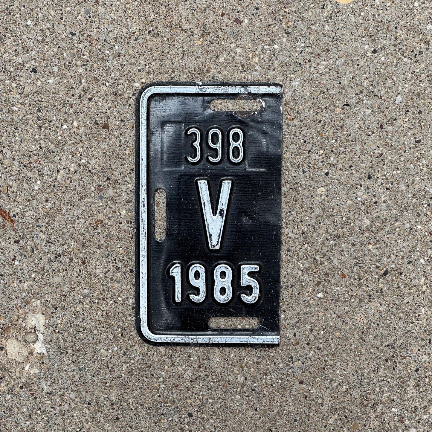 Photo of a 1985 Aruba Half Year Tab License Plate Auto Tag Garage Decor Vintage 398 V