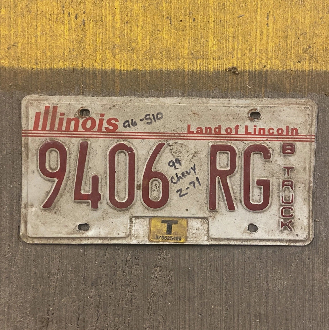 Photo of a 1985 Illinois Truck License Plate Auto Tag Garage Decor Vintage 9406 RG