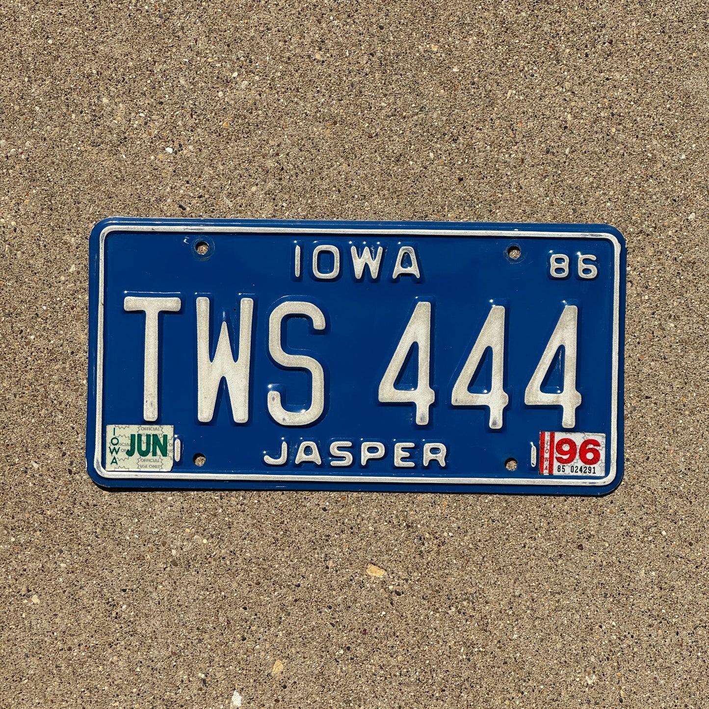 Photo of a 1986 Iowa License Plate Auto Tag 1 Garage Decor Repeat Repeating TWS 444