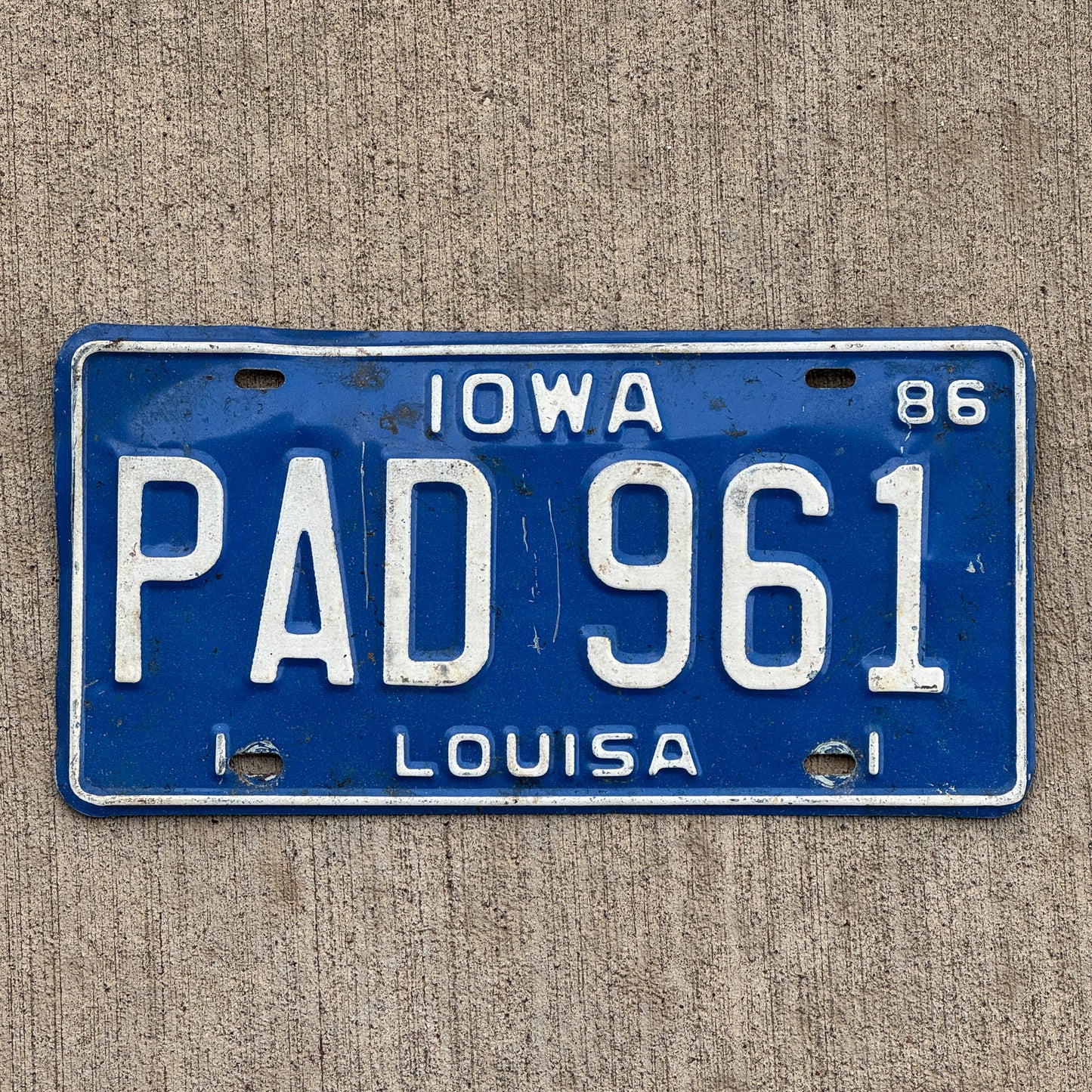 Photo of a 1986 Iowa License Plate Auto Tag Garage Decor Vintage PAD 961 with original patina
