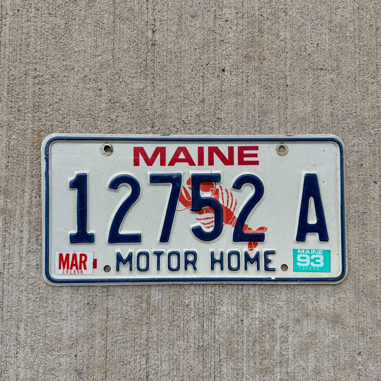Photo of a 1987 Maine Motor Home License Plate Auto Tag Garage Decor Vintage Lobster 12752 A