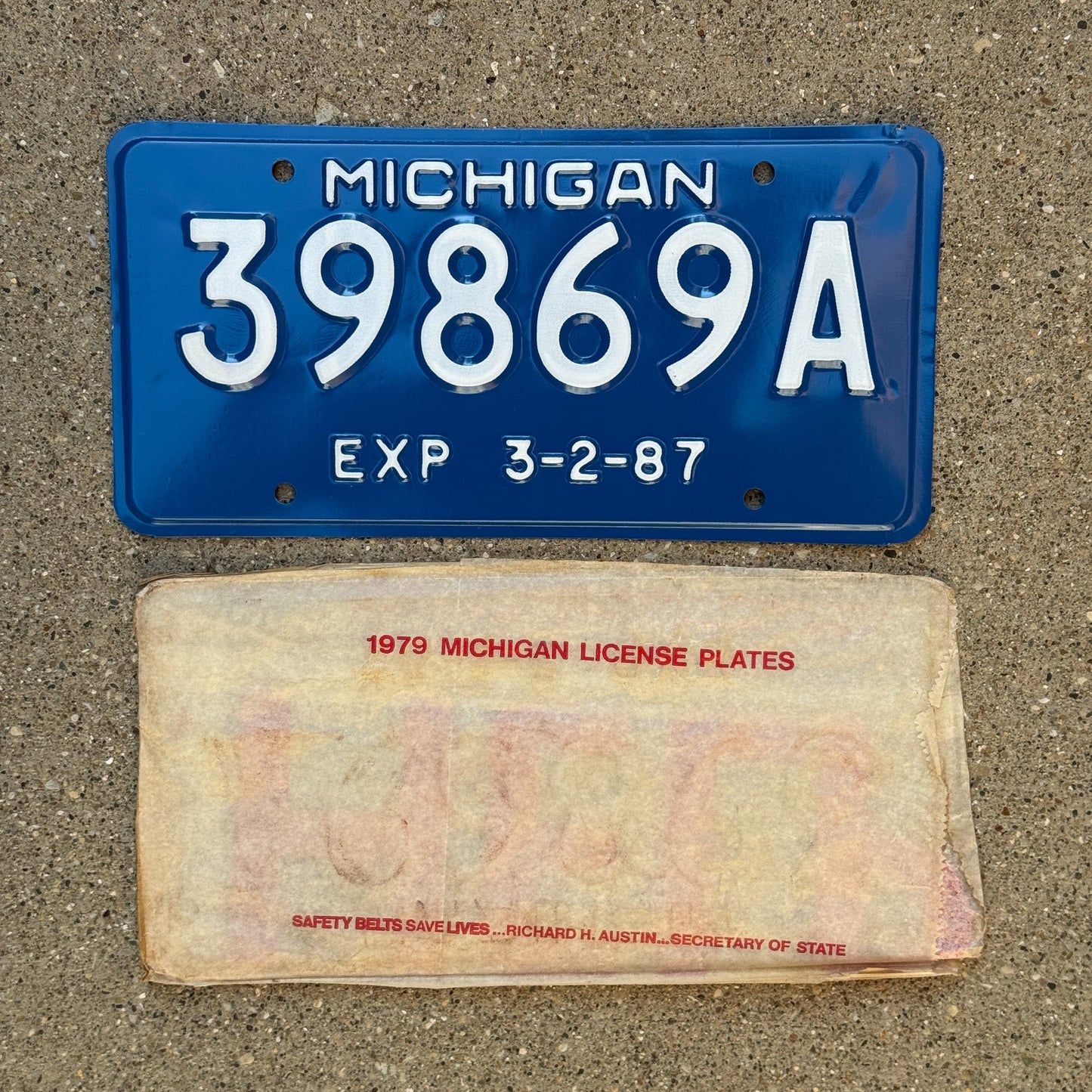 Photo of a 1987 Michigan Trailer 5 Year License Plate Auto Tag Garage Decor Vintage NOS with envelope (non-matching) 39869 A