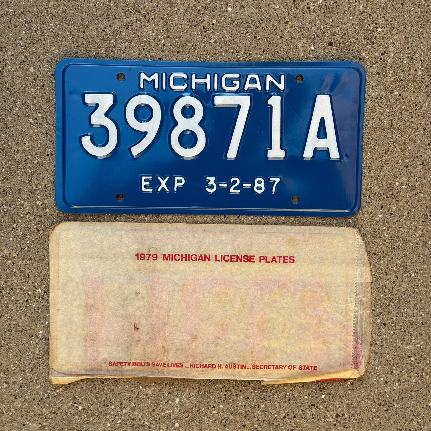 Photo of a 1987 Michigan Trailer 5 Year License Plate Auto Tag Garage Decor Vintage NOS with envelope (non-matching) 39871 A