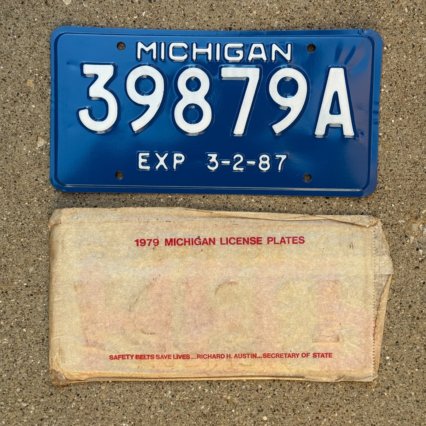 Photo of a 1987 Michigan Trailer 5 Year License Plate Auto Tag Garage Decor Vintage NOS with envelope (non-matching) 39879 A