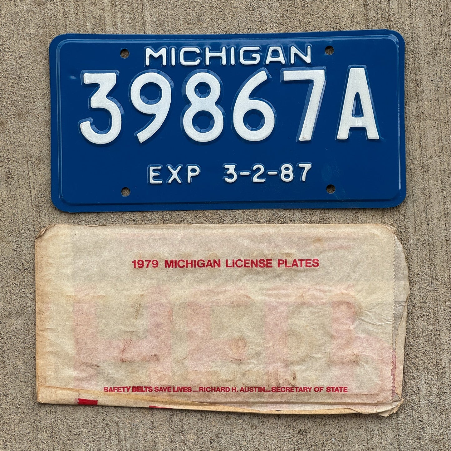 Photo of a 1987 Michigan Trailer 5 Year License Plate Auto Tag Garage Decor Vintage NOS with Original Mailing Envelope 39867 A