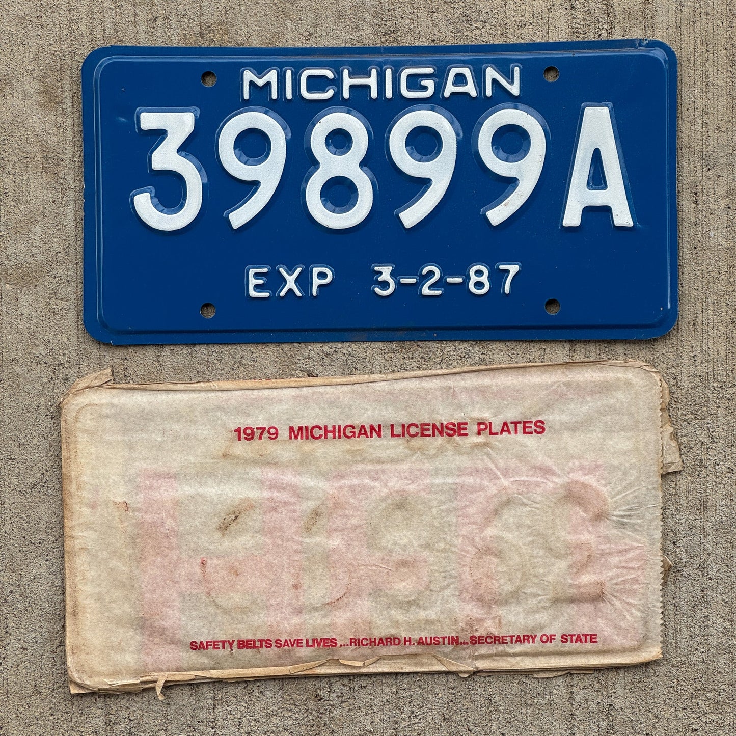 Photo of a 1987 Michigan Trailer 5 Year License Plate Auto Tag Garage Decor Vintage NOS with Original Mailing Envelope 39899 A