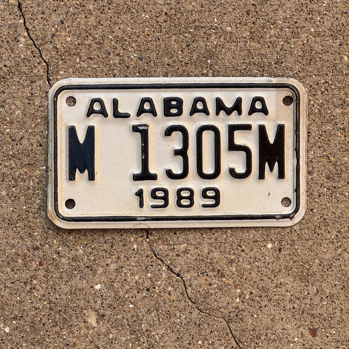 Photo of a 1989 Alabama MOTORCYCLE License Plate Auto Tag Garage Decor Vintage M 1305 M