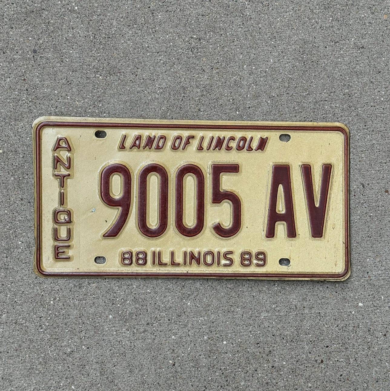 Photo of a 1989 Illinois Antique License Plate Auto Tag 1 Garage Decor 9005 AV