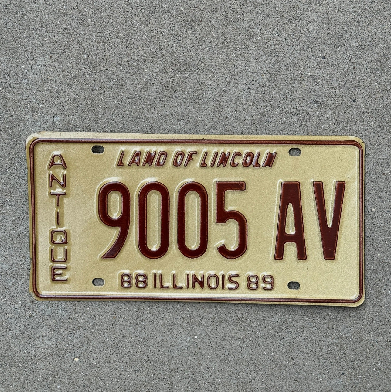 Photo of a 1989 Illinois Antique License Plate Auto Tag 2 Garage Decor 9005 AV