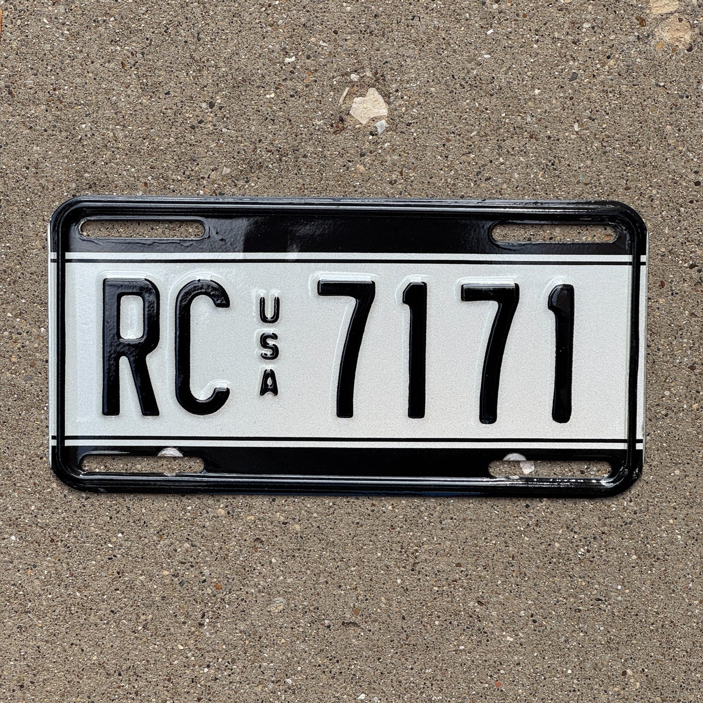 Photo of a 1989 US Forces Germany License Plate Auto Tag Garage Decor Vintage RC 7171