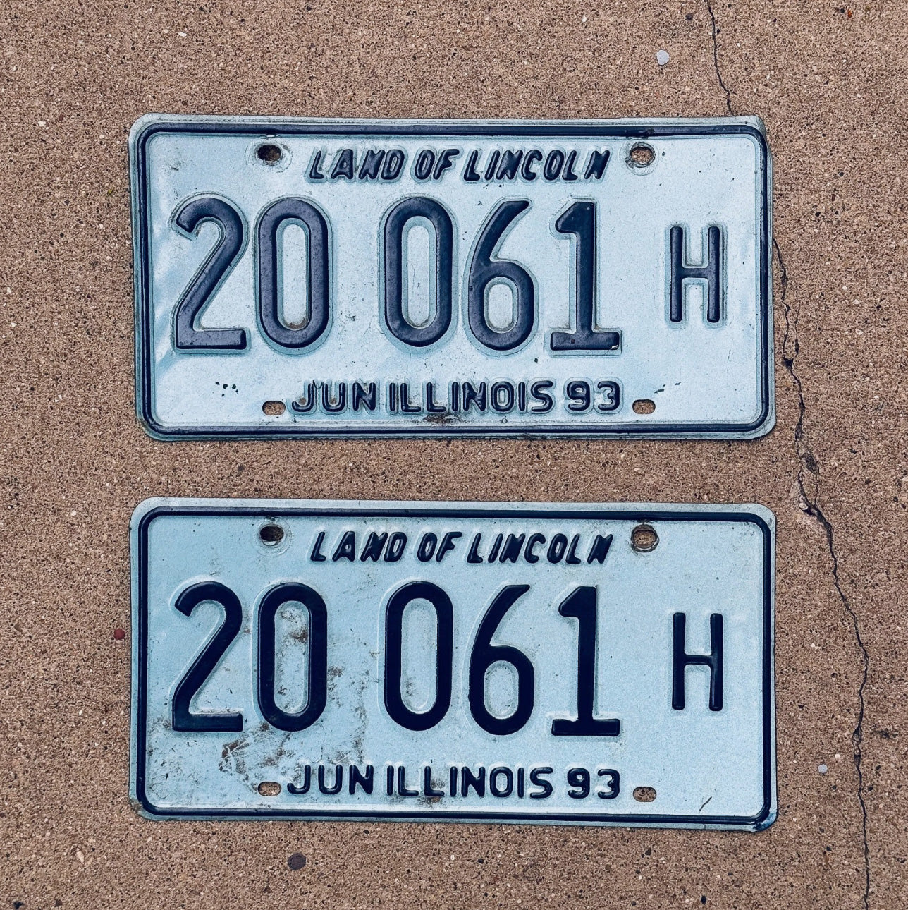 Photo of a 1993 Illinois Truck License Plate Pair Auto Tag Garage Decor Vintage 20061 H