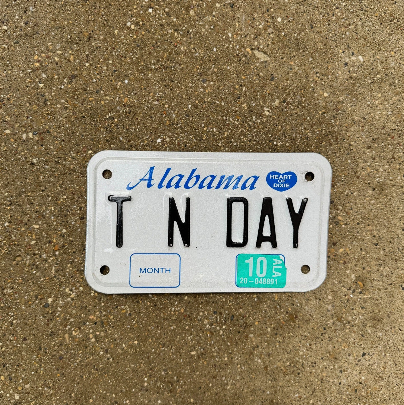 Photo of a 2000 Alabama Vanity Motorcycle License Plate Auto Tag Garage Decor Vintage Tee Golf Golfing Golfer T N DAY