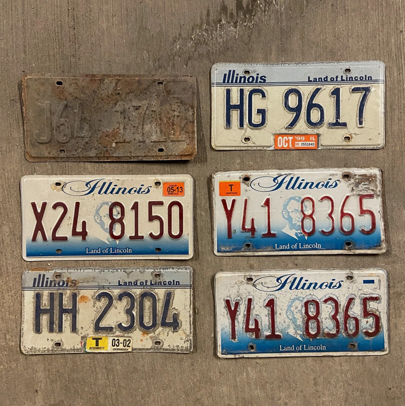 Photo of a 2000 Illinois License Plate Auto Tag Garage Decor Bundle Set Crafter Lot