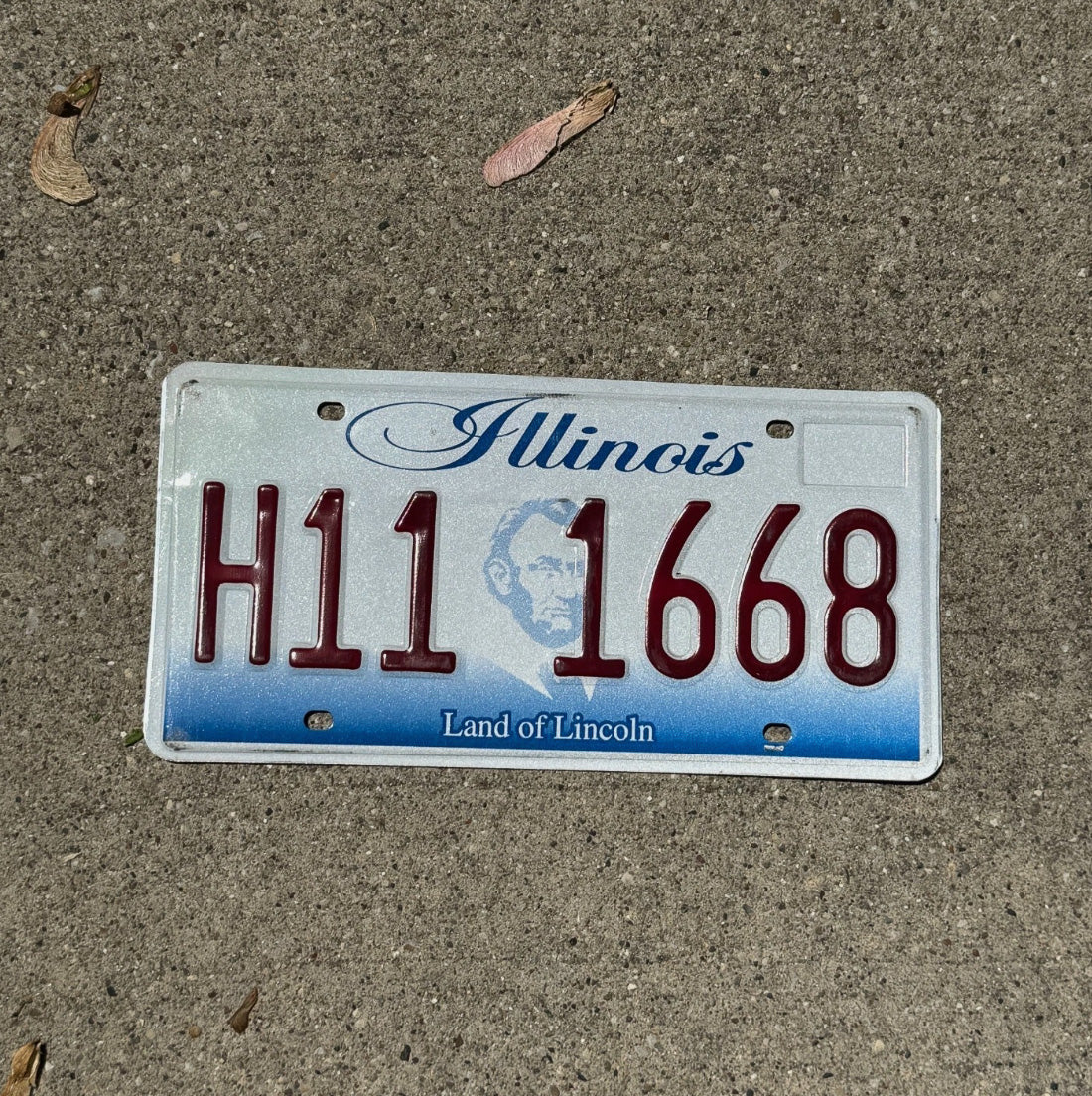 Photo of a 2001 Illinois License Plate Auto Tag Garage Decor Vintage H 11 1668