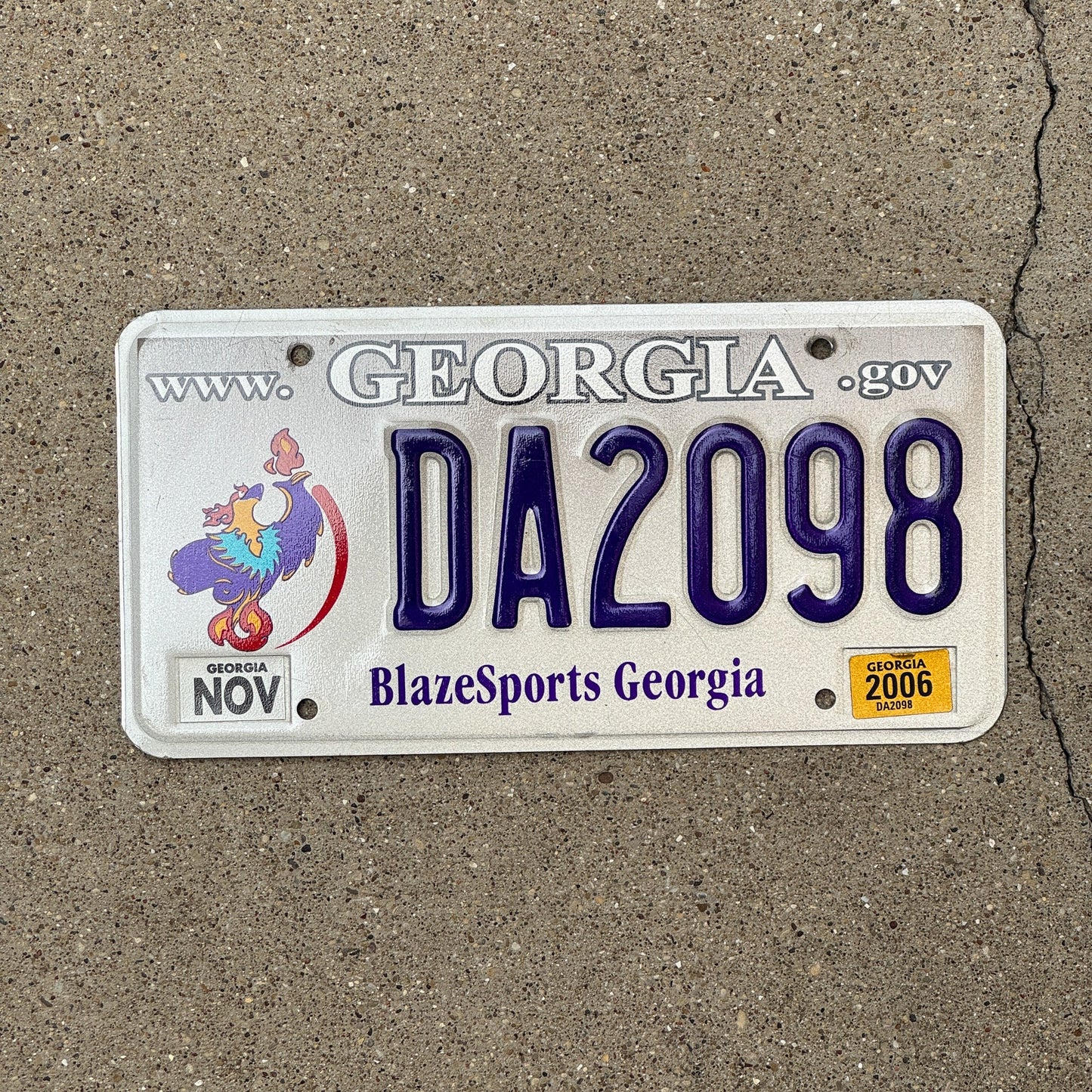 Photo of a 2004 2006 Georgia Graphic / Specialty License Plate Auto Tag Garage Decor Vintage Blaze Sports DA 2098