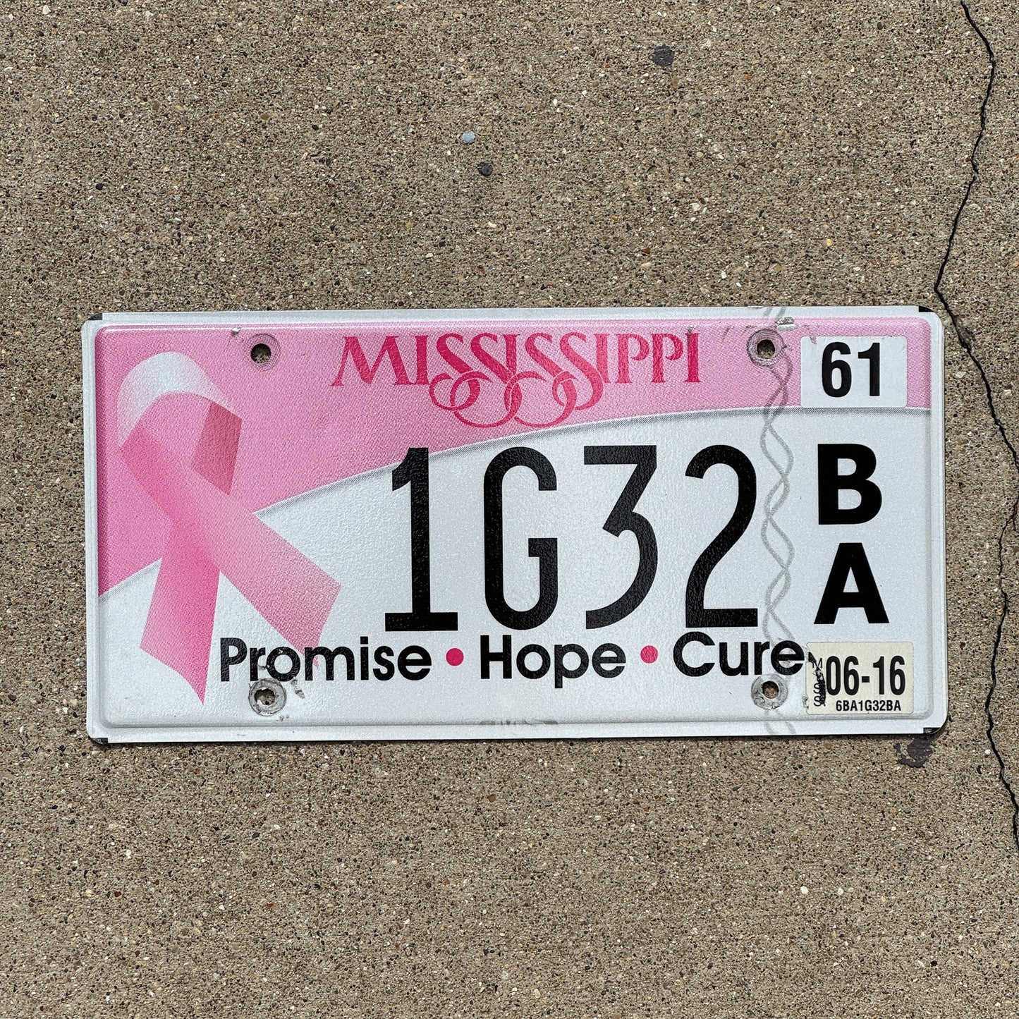 Photo of a 2015 2016 Mississippi Graphic / Specialty License Plate Auto Tag Garage Decor Vintage Breast Cancer Awareness 1G32