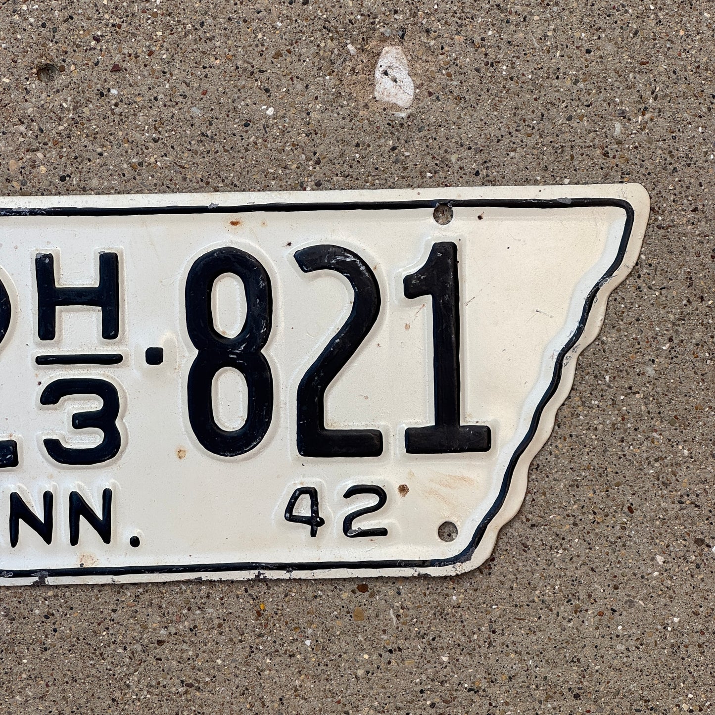 1942 Tennessee Truck for Hire License Plate Auto Tag State Shape 22 H3 821