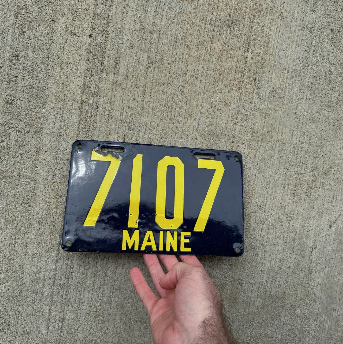 1913 Maine Porcelain License Plate Auto Tag Low Number Four Digit 7107