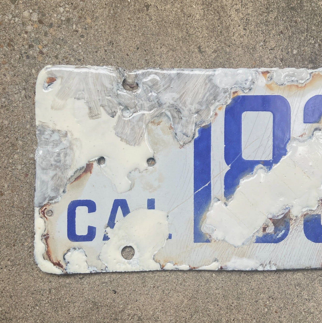 A detail view of the 1916 California porcelain license plate.