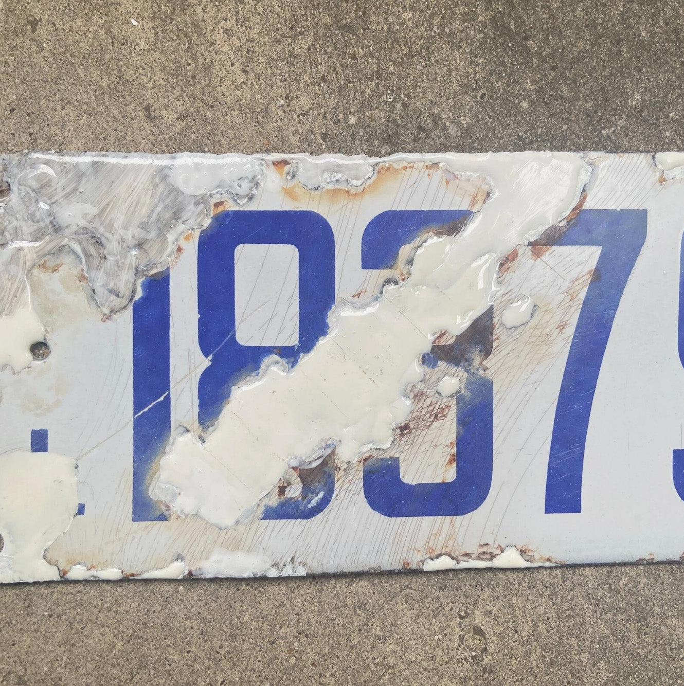 A detail view of the 1916 California porcelain license plate.