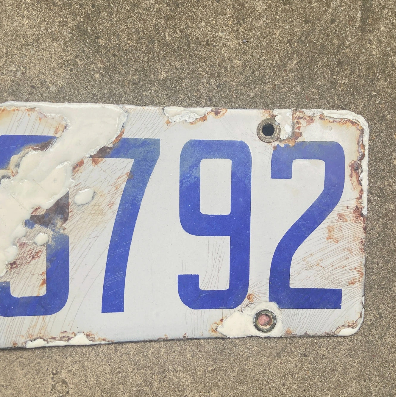 A detail view of the 1916 California porcelain license plate.